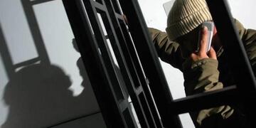 Las personas privadas de su libertad en Chaco podrán utilizar celulares, tablets y computadoras (Imagen ilustrativa).