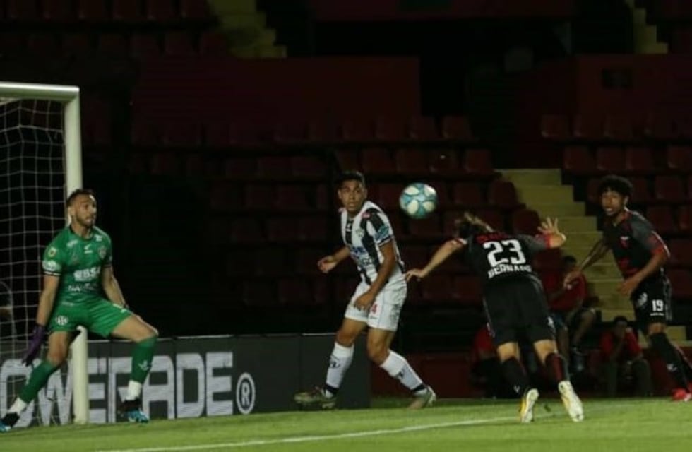 Colón venció a Central Córdoba y se convirtió en el líder de su grupo