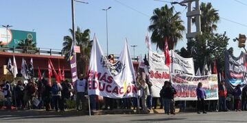 Caos vehicular en el Nudo Vial por un corte de organizaciones sociales