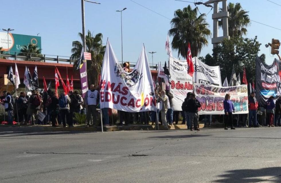 Caos vehicular en el Nudo Vial por un corte de organizaciones sociales