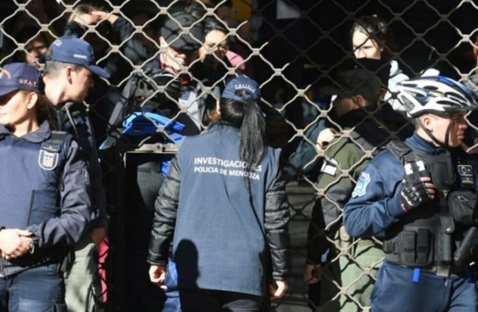 Fuerte operativo policial en la Galeria Tonsa por las cuevas financieras