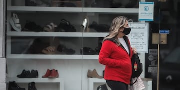 AME5200\u002E BUENOS AIRES (ARGENTINA), 08/06/2020\u002E- Una mujer camina frente a una zapatería hoy lunes, luego que el gobierno permitiera la apertura de zapaterías y locales textiles en Buenos Aires\u002E Buenos Aires la ciudad más afectada por el coronavirus en Argentina, autoriza desde este lunes reabrir sus puertas los comercios barriales de indumentaria y calzado, con medidas de distanciamiento pero sin probadores y, aunque se mantienen restringidas las celebraciones religiosas, se podrán transmitir ceremonias desde los templos, sin público y vía internet, al igual que ocurre con los espectáculos culturales\u002E EFE/Juan Ignacio Roncoroni