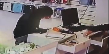 Así fue el violento asalto a un local de celulares de Rivadavia\u002E