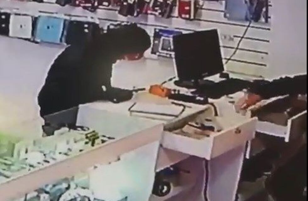 Video: a punta de pistola, delincuente desvalijó un local de celulares