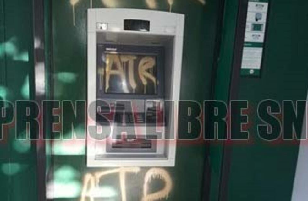 Cortaron la luz y pintaron con aerosol el cajero automático en General Rojo