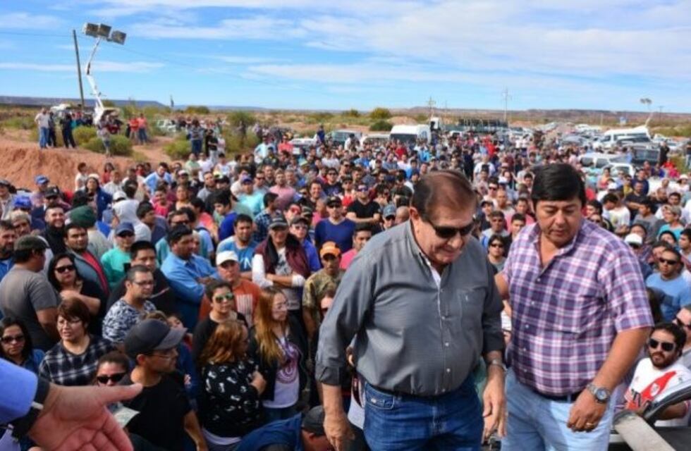 Alertan sobre faltante de nafta por un bloqueo en yacimientos de YPF