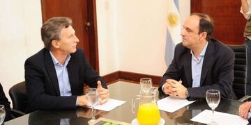El presidente Mauricio Macri reunido con el intendente de Santa Fe y titular de la Uniu00f3n Cu00edvica Radical, Josu00e9 Corral.