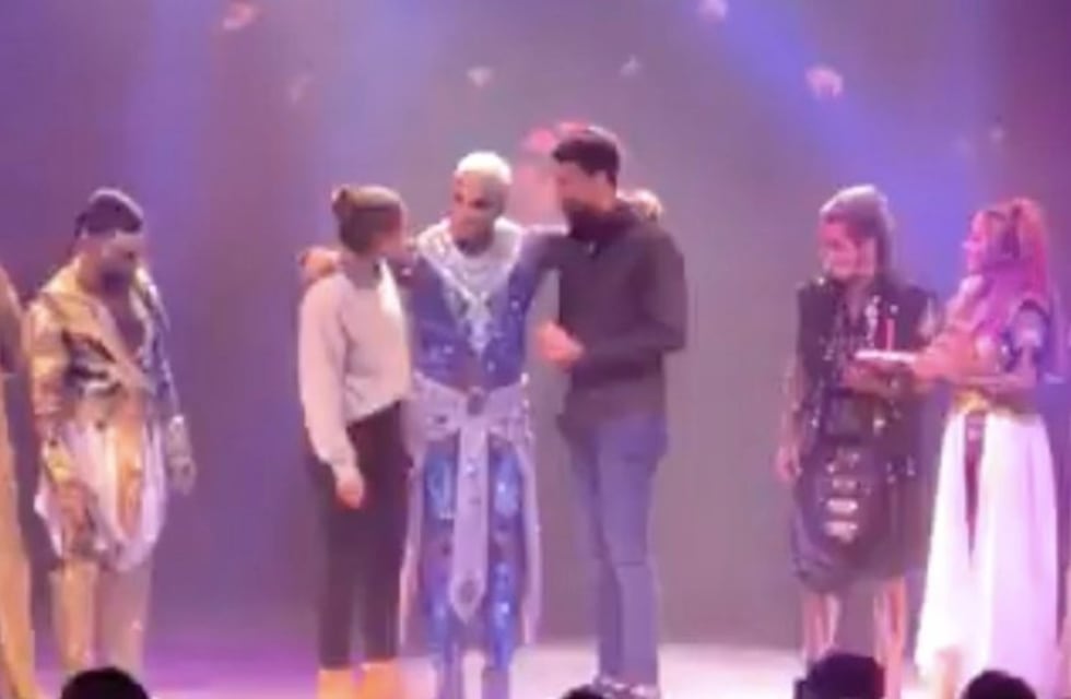 Un animador de Carlos Paz le propuso matrimonio a su novia en pleno show de Flavio Mendoza