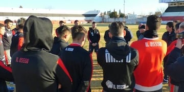 El técnico, Carlos Sperdutti en la primera charla con el plantel\u002E