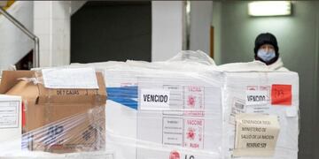 Vacunas vencidas halladas en el frigorífico Oneto, ubicado en la ciudad de Buenos Aires\u002E (Clarín)