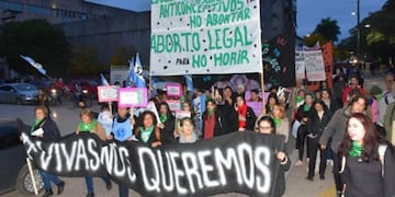 Cientos de personas participaron de la marcha por el centro de la ciudad