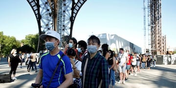 -FOTODELDIA- PARÍS (FRANCIA) 25/06/2020\u002E- Varias personas visitan la Torre Eiffel durante el primer día de su reapertura este jueves en París, Francia\u002E EFE/ Julien De Rosa