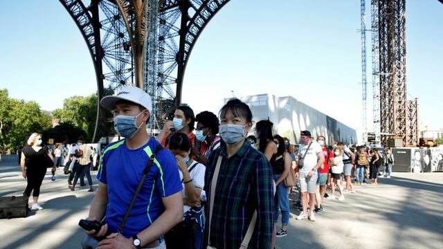Varias personas visitan la Torre Eiffel (Foto: EFE/ Julien De Rosa)