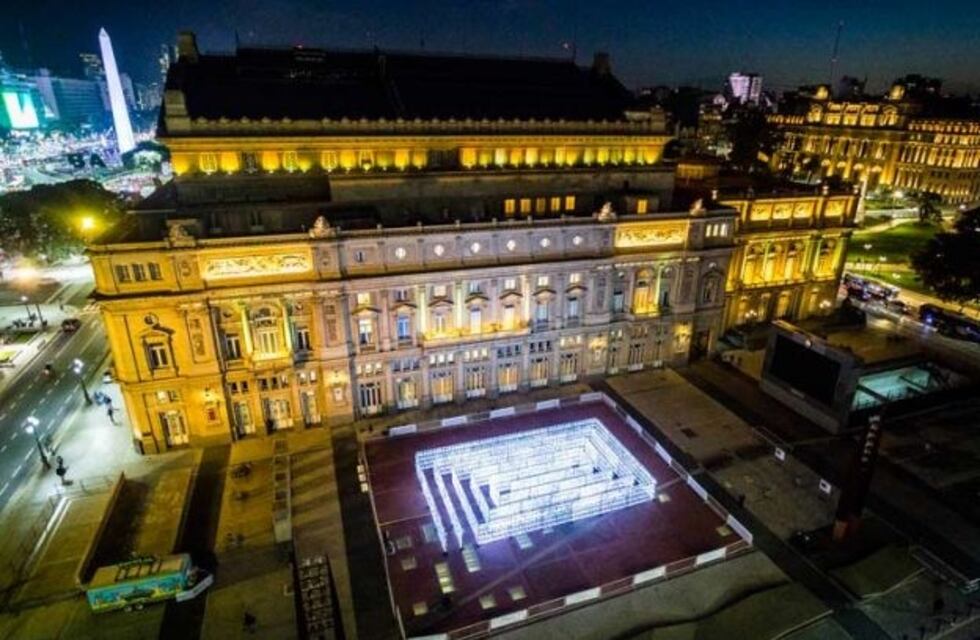 Un laberinto de residuos frente al Teatro Colón