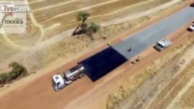 Video de los camiones construyendo ruta