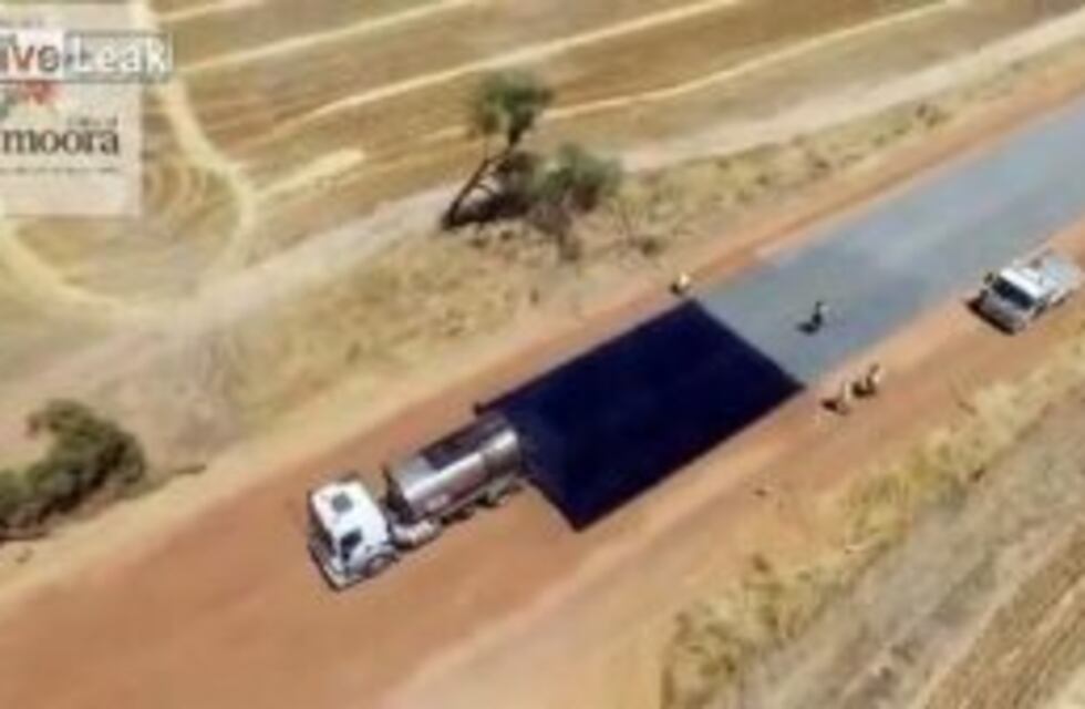 Australia: con tres camiones y en 48 horas, construyeron 5 kilómetros de ruta en el desierto