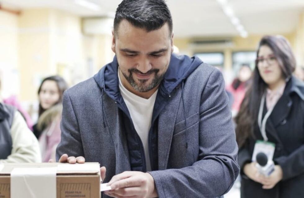 Elecciones en Tierra del Fuego: votó el actual intendente de Ushuaia Walter Vuoto
