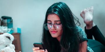 Los solteros, adictos a tinder y al sexo\u002E (UNSPLASH)