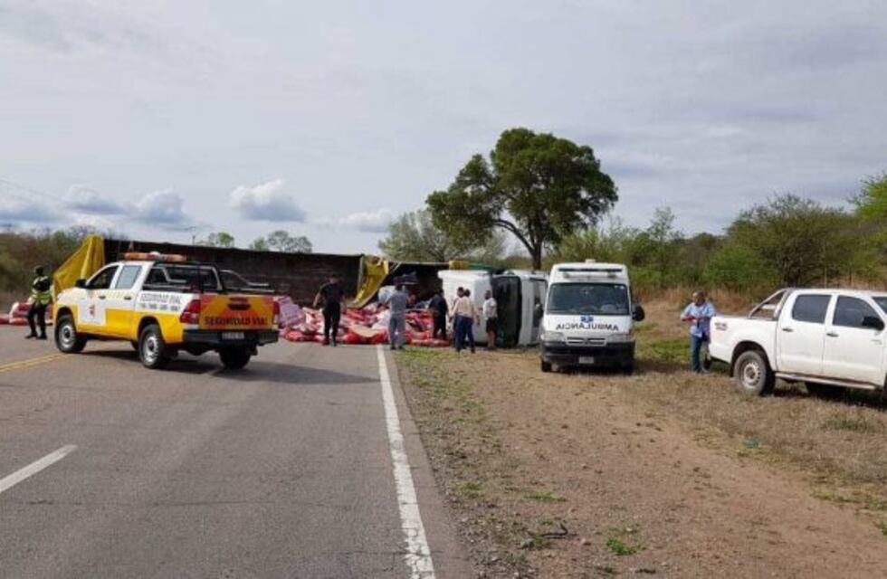 Un camionero manejaba borracho, volcó y casi provoca una tragedia