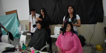 Solidaridad: Peinado y depilación gratuita para egresadas