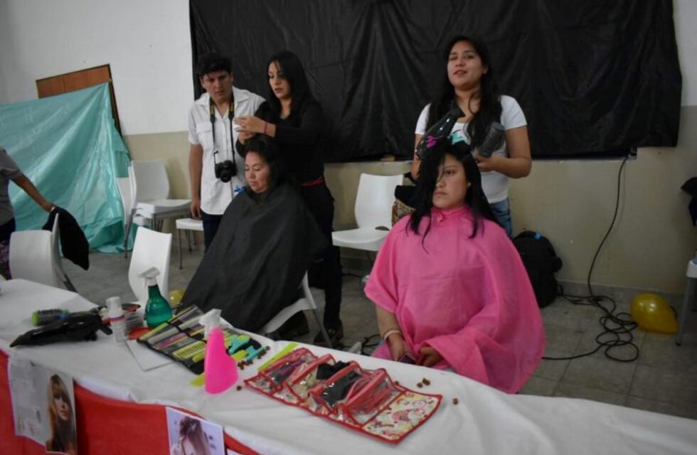 Solidaridad: Peinado y depilación gratuita para egresadas