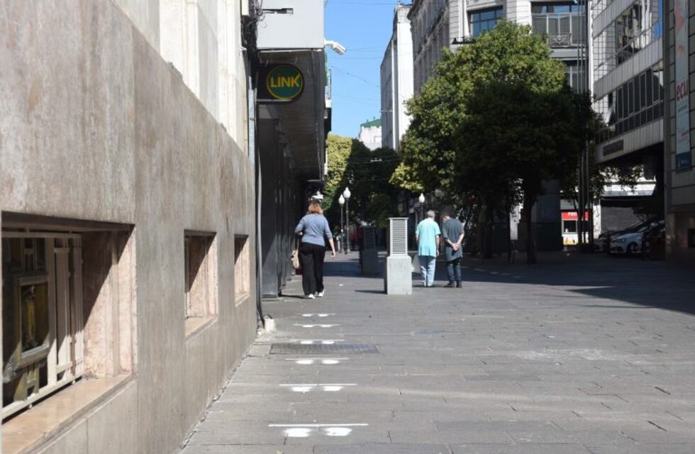 Desde el lunes los bancos en Rosario abren más temprano cierran pasadas las 13