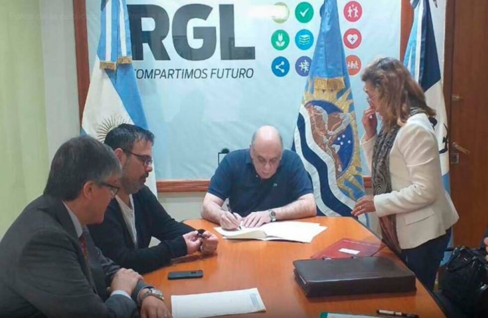 Firma de títulos de propiedad a contribuyentes