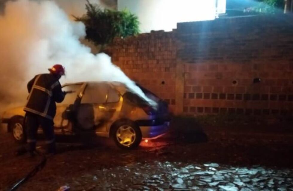 Oberá: se incendió un vehículo e investigan las causas del siniestro
