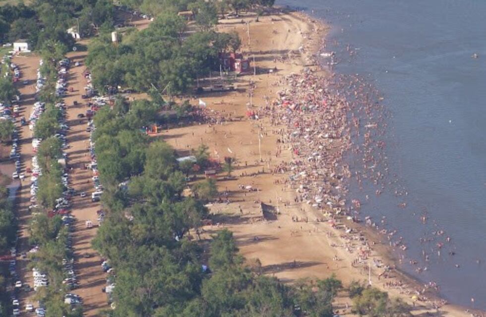 Un hombre que jugaba vóley murió al ingresar al agua en una playa entrerriana