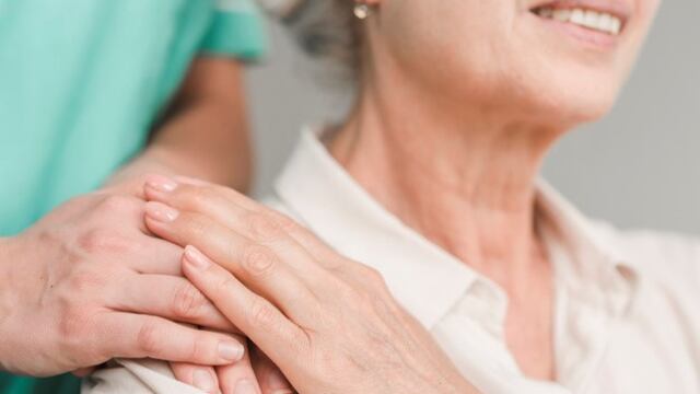 El cuidado y acompañamiento de adultos mayores es fundamental en esta etapa de su vida.