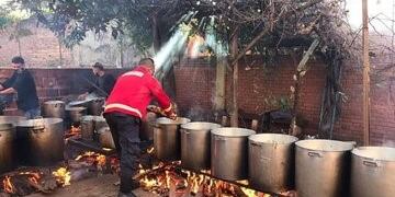 Los bomberos de Misiones prepararon 23 ollas de locro en Posadas para repartir en los barrios\u002E (Policía de Misiones)