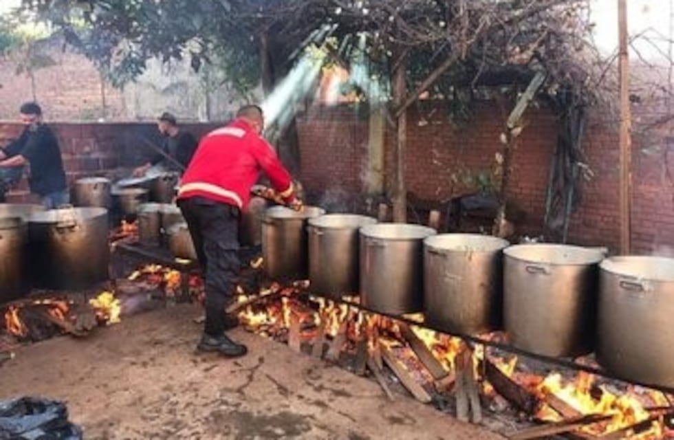 Los bomberos, la Indu Solidaria y vecinos repartieron locro en barrios posadeños