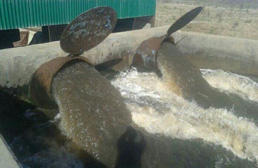 Vecinos de Melincué repararon bombas extractoras para evitar el colapso de la laguna
