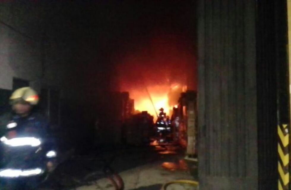 Evacuaron un depósito por un incendio en Parque Chas