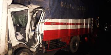 Bomberos rescataron a un chofer que quedó atrapado en el camión\u002E (Policía de Salta)