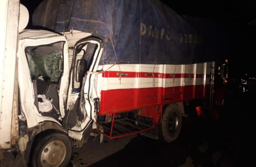 Bomberos rescataron a un chofer que quedó atrapado en el camión