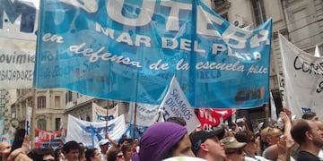 Los docentes bonaerenses de Mar del Plata, decidieron plegarse a la medida de fuerza (web)\u002E