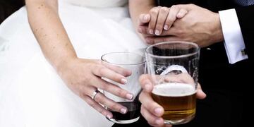 Apuñaló al novio en una boda porque no le quisieron servir más cerveza