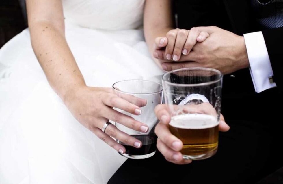 Apuñaló al novio en una boda porque no le quisieron servir más cerveza