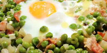 Receta para hacer huevo sobre colchón de arvejas\u002E