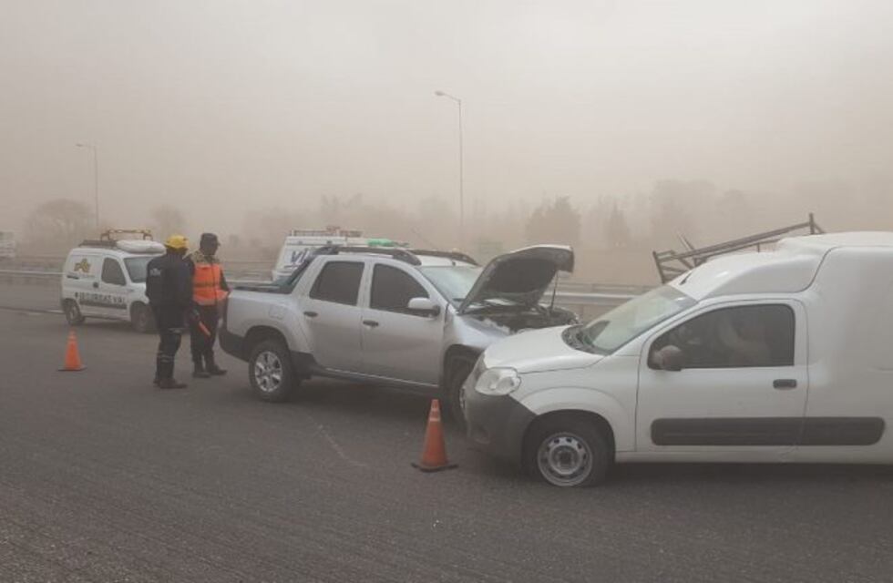 Viento y tierra: cambió el tiempo y se produjeron choques, destrozos y problemas varios