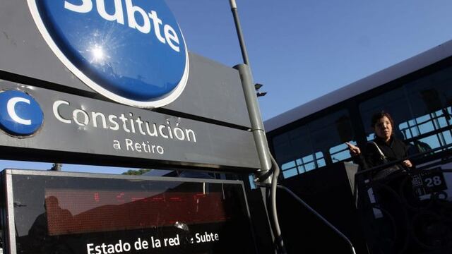 DYN02, BUENOS AIRES 07/12/2015, PARO DE SUBTE.. FOTO: DYN/ALBERTO RAGGIO. ciudad de buenos aires paro total y sorpresivo de subterraneos por la muerte de un operario recorrida por paro subte subterraneo paros huelgas subte subtes subterraneos