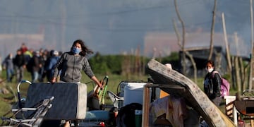 Los ocupantes del predio de Guernica retiran sus partenencias durante el desalojo (AP/Natacha Pisarenko)