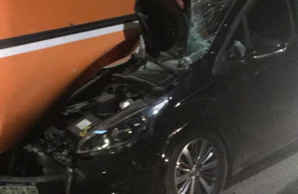 Chocó contra un colectivo y sufrió heridas leves