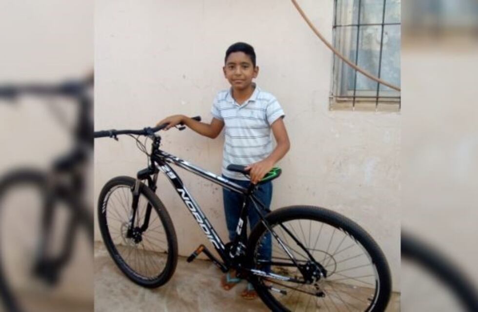 Compró su bicicleta vendiendo los churros que cocina su madre