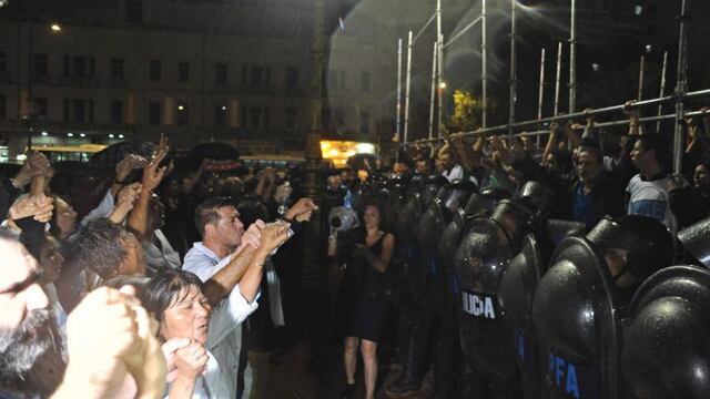 DYN004, BUENOS AIRES 09/04/17, LA POLICu00cdA AVANZO CON PERSONAL DE INFANTERu00cdA SOBRE LOS DOCENTES DE CTERA, QUE INTENTABA ARMAR UNA