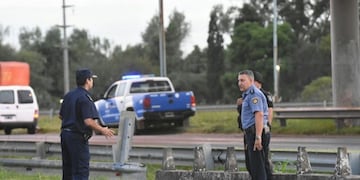 La policu00eda cortu00f3 la autopista Rosario-Santa Fe luego del ataque a balazos contra la camioneta que trasladaba a los acusados por el crimen del