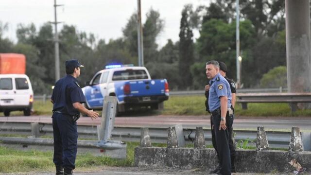 La policu00eda cortu00f3 la autopista Rosario-Santa Fe luego del ataque a balazos contra la camioneta que trasladaba a los acusados por el crimen del