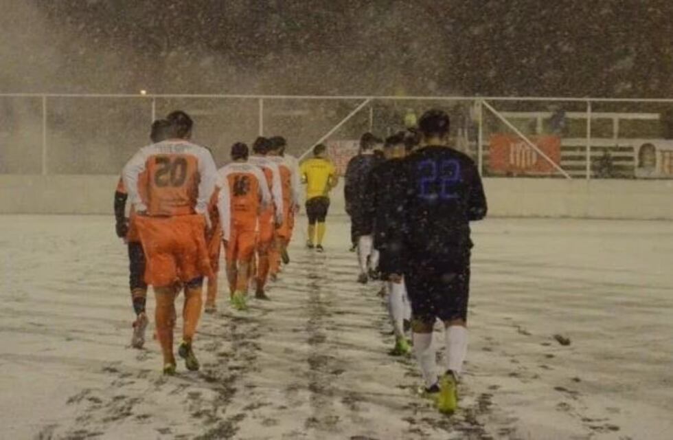 Neuquén: se jugó una semifinal con nieve en Junín