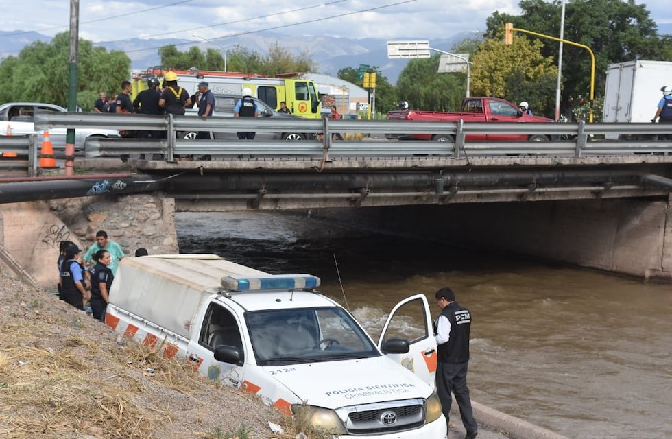 Un camionero sufrió un accidente y casi termina en el Cacique Guaymallén